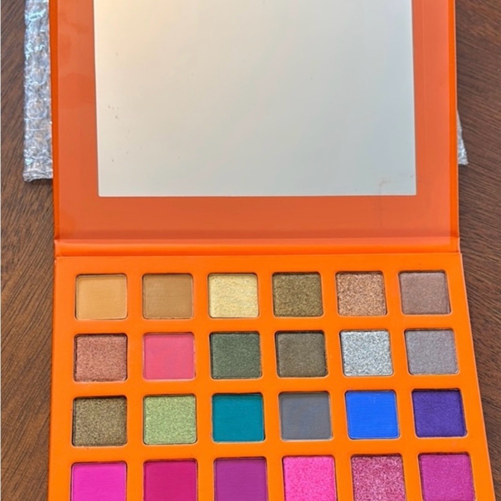 Sassy Jones Makeup Palette, Remover Wipes, Eyeliner, Setting Spray, Face Primer - Picture 5 of 8
